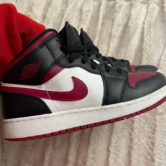 Jordan 1 Mid Gym Red Black White - Picture 3 of 6